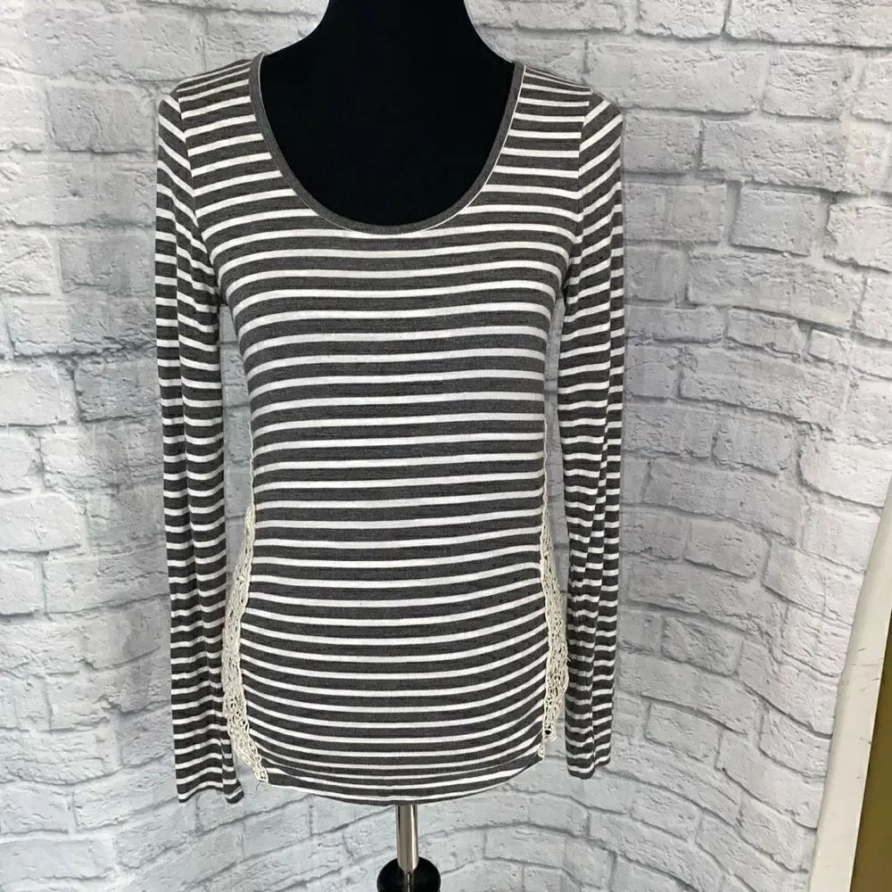 Paper+Tee women M Longsleeve scoopneck stripe top w/lace sides grey & white